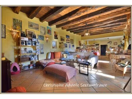 dans cadre préservé  ancienne ferme rénovée et sa dépendance  piscine  sur 6.7 ha de...