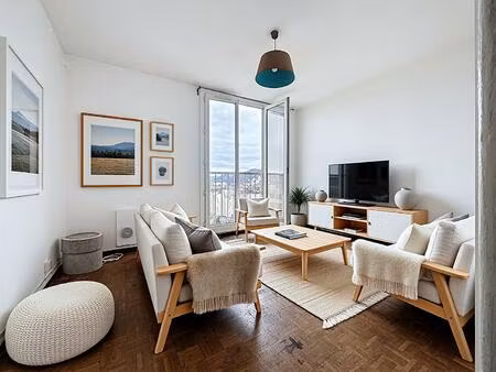 type 2 marseille 13011 stationnement privé cave