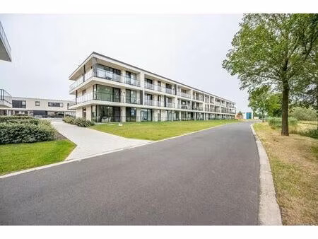 prachtig 2-slaapkamerappartement op topligging aan het water te huur!