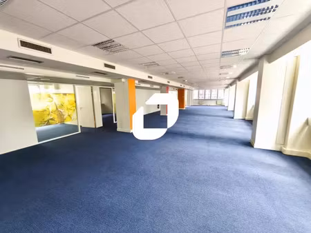 a vendre  au pied du rer a et rer e