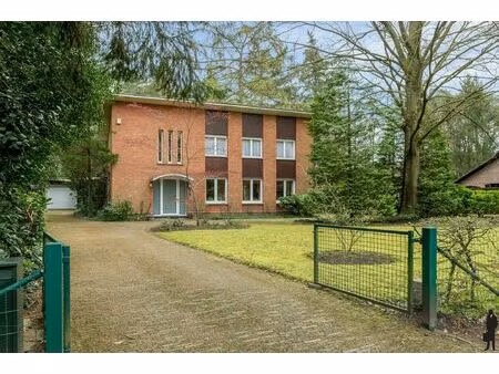 te renoveren woning met 5 slaapkamers op ca. 2.019 m²!