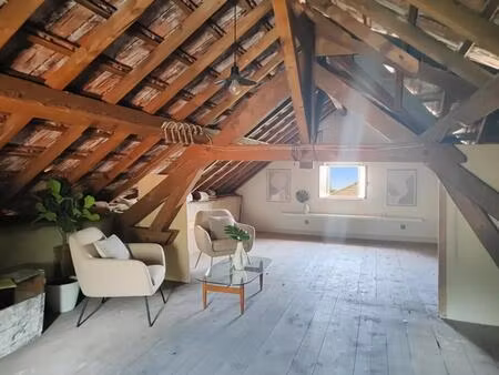 bâtiment de 500 m² divisé en trois parties