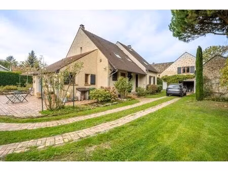 propriété de 210 m² située à la celle-les-bordes