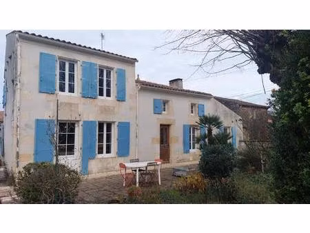 maison charentaise à la campagne proche de saint-savinien