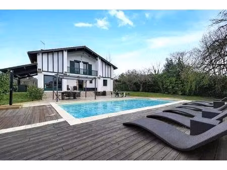 maison de 7 pièces de 226 m² à urrugne