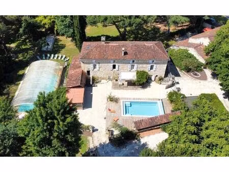 domaine touristique de charme du 18eme ( 1765 ) en pierre avec une maison très spacieuse..