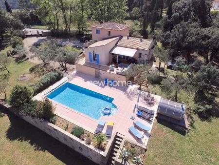 villa avec piscine et une belle vue