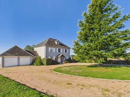 maison familiale indépendante avec grand jardin près d'un village animé dans le parc natur