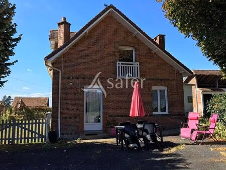 en corrèze  propriété bâtie avec gîte sur environ 9ha