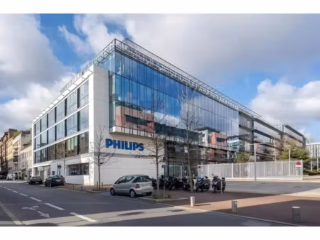 immeuble de bureaux bénéficiant de belles prestations  à suresnes  terrasse privative poss