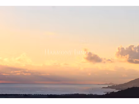 beau terrain plat avec une belle vue mer.