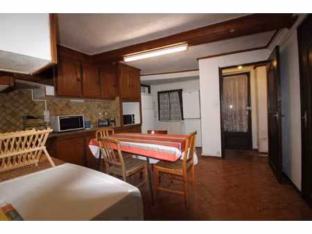 maison de village + terrasse.