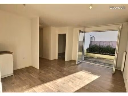 t2 récent (2019) en rez-de-jardin – terrasse + parking – 2 min rer bras-de-fer