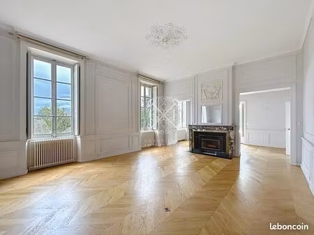 maison 8 pièces 301 m²