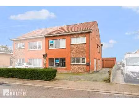 opbrengsteigendom bestaande uit 2 appartementen en 2 gara...