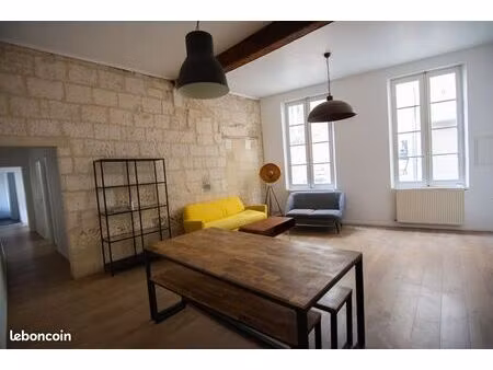 t4 + cave + cour commune (à 50m de la place du forum)