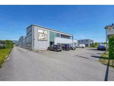 ruim instapklaar industriepand met burelen en appartement