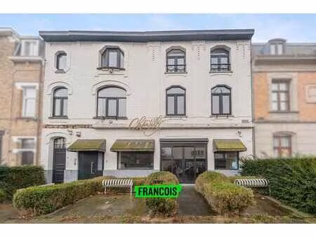 local commercial prêt à l'emploi avec luxueux appartement e…