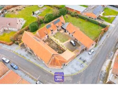 corps de ferme: habitation  cabinet médical  chambres d'hôt