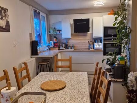 appartement t3 de 65 m2  balcon  cave et garage