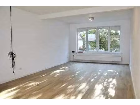 appartement rez-de-chaussée rénové avec jardin – peb b