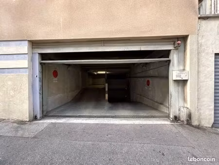 emplacement de parking sécurisé – rue brandis