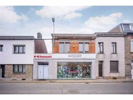 un commerce  un appartement et un entrepôt de +- 130m²