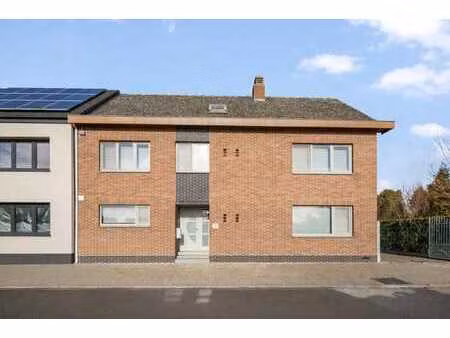 très spacieuse maison jumelée avec jardin