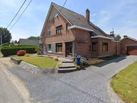 maison 3 façades avec 2 garages & jardin