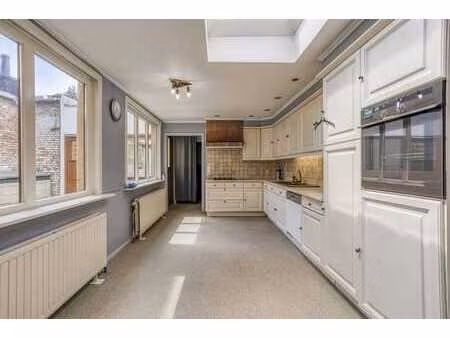 maison de quatre chambres à rénover avec jardin au centre