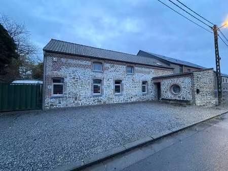 elégante maison en pierre dans un village paisible