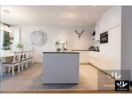 totaal gerenoveerd gelijkvloers 3 slpk-appartement op een...