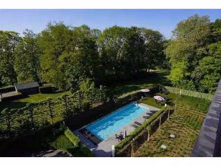 vie exclusive : penthouse de luxe avec accès à la piscine et