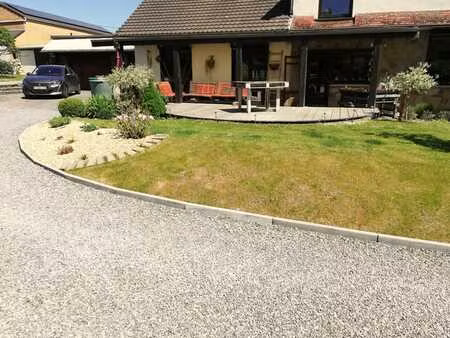 maison avec jardin  terrasse et garage.