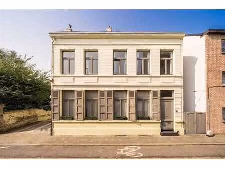 karakterwoning met 5 slpks  autostaanplaats en grote tuin!