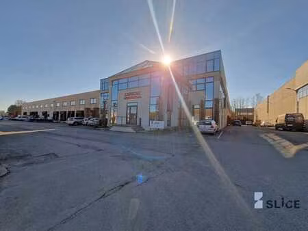 bureaux spacieux et fonctionnels dans un parc industriel