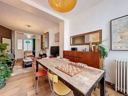 haut de saint-gilles : rez-de-chaussée avec jardin meublé