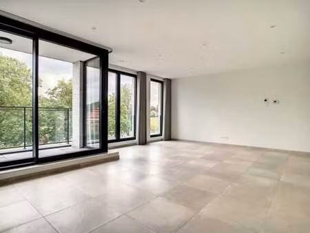 à proximité de la place dumon  de métros et de commerces