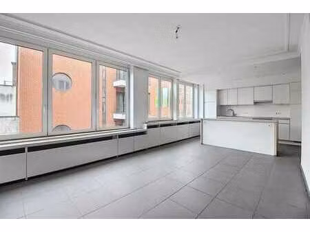 bel appartement 2 chambres en plein centre ville! libre le 1