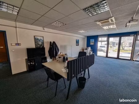 bureau spacieux  lumineux  idéalement situé à bron au parc du chêne