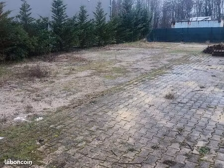 à loyer terrain 400m² + bureau l'eau et électricité disponible