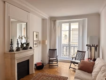 exclusivité - ile saint louis / beau pied-à-terre traversant de 72m². ascenseur