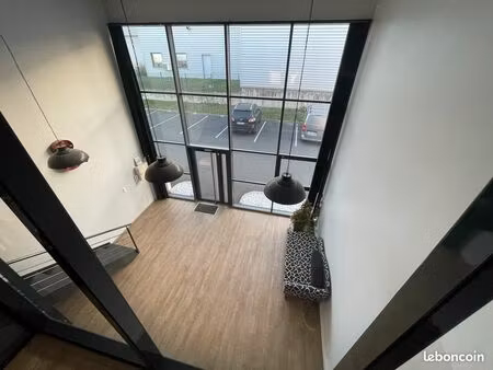 beau local à usage de bureaux ou show-room à taluyers