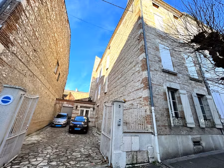 agen - hyper centre - maison bourgeoise avec cour et parking
