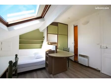 chambre de service indépendante  avec douche  lavabo et wc à l'intérieur  à 12 mn de paris