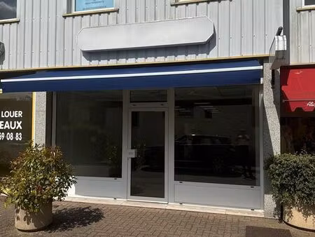 local commercial avec vitrine dans la zone commerciale de saint-marcel