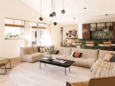 elégance singulière d'un ensemble immobilier en coeur de village