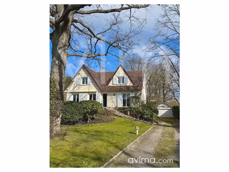 belle maison familiale édifiée sur un sous-sol total au coeu