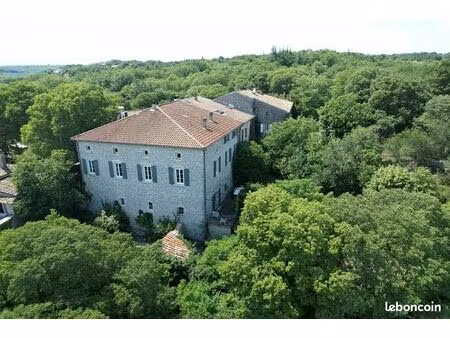 propriété avec piscine et gites
