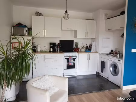 location f2 massy village 43 m²